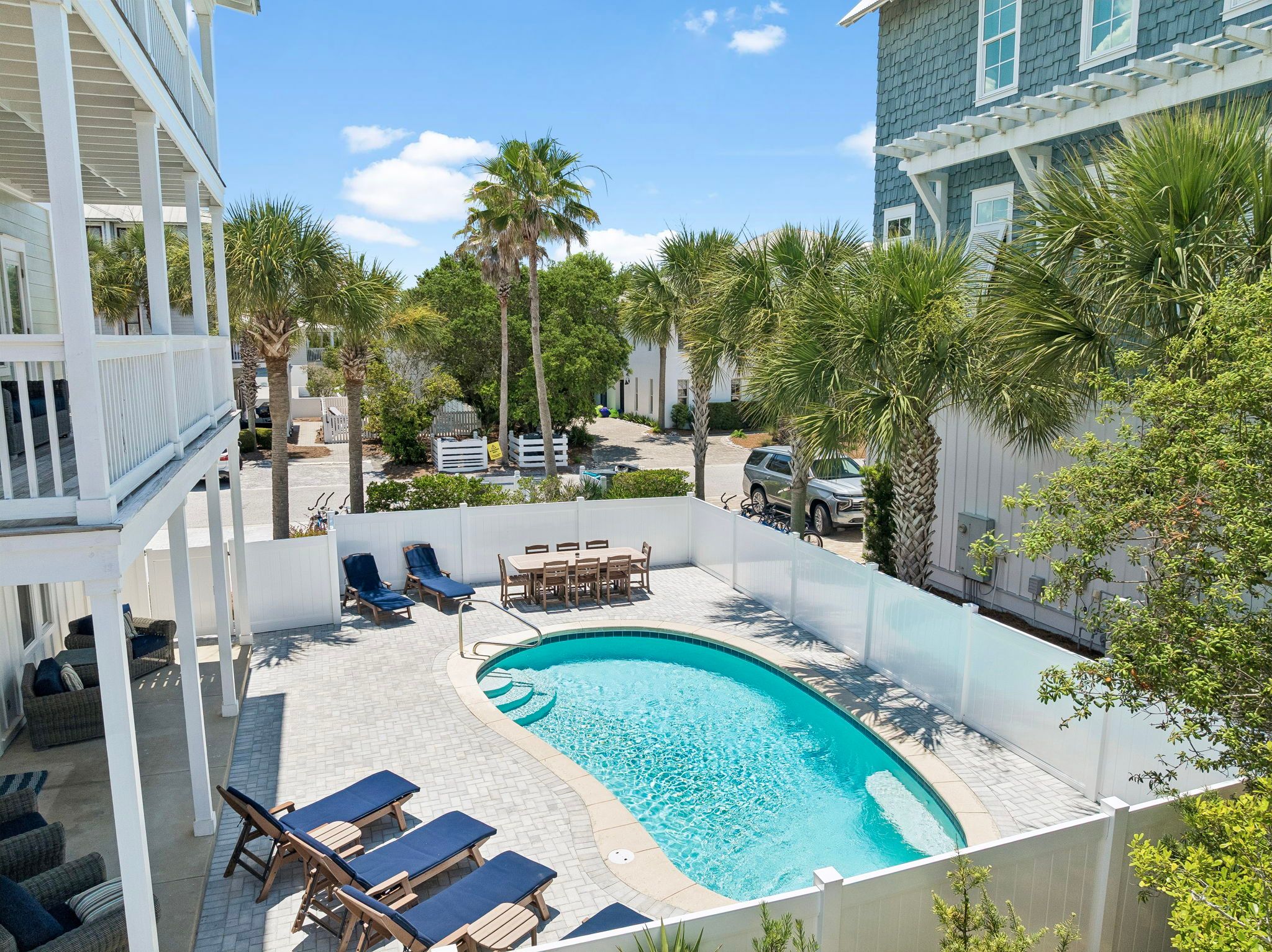 Alfresco dining on the pool deck