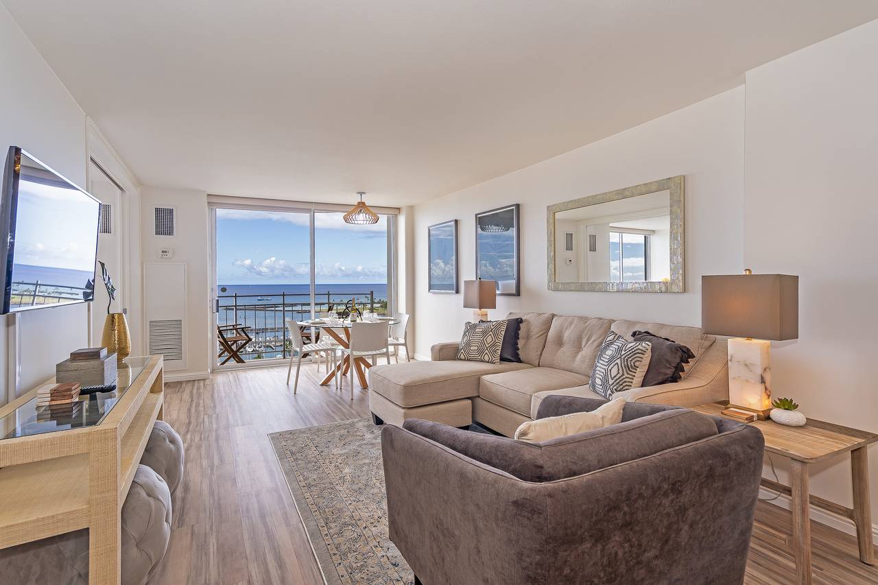 Spacious Living Room with Spectacular Views! Spacious Living Room with Spectacular Views!