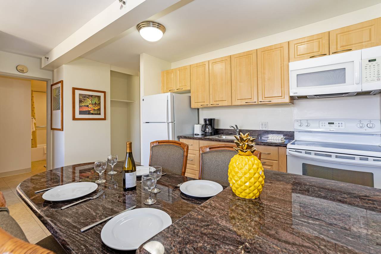 Kitchen Countertop with Dining Chairs Kitchen Countertop with Dining Chairs