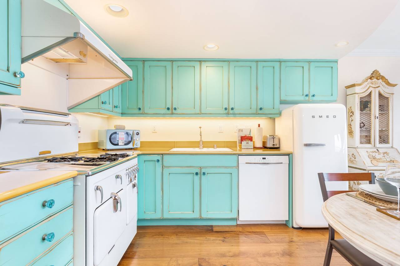 Charming vintage kitchen with everything you need Charming vintage kitchen with everything you need