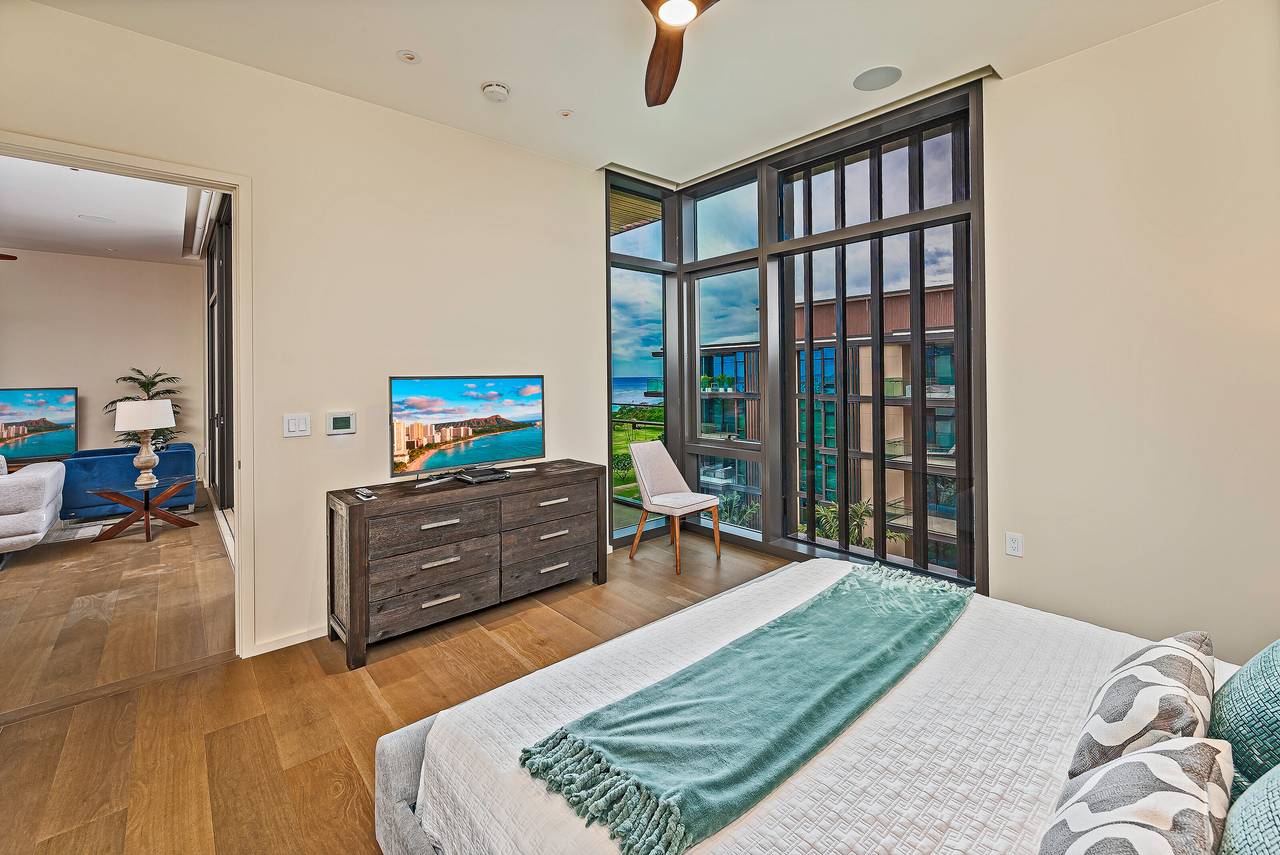 Master Bedroom with Flat Screen TV Master Bedroom with Flat Screen TV