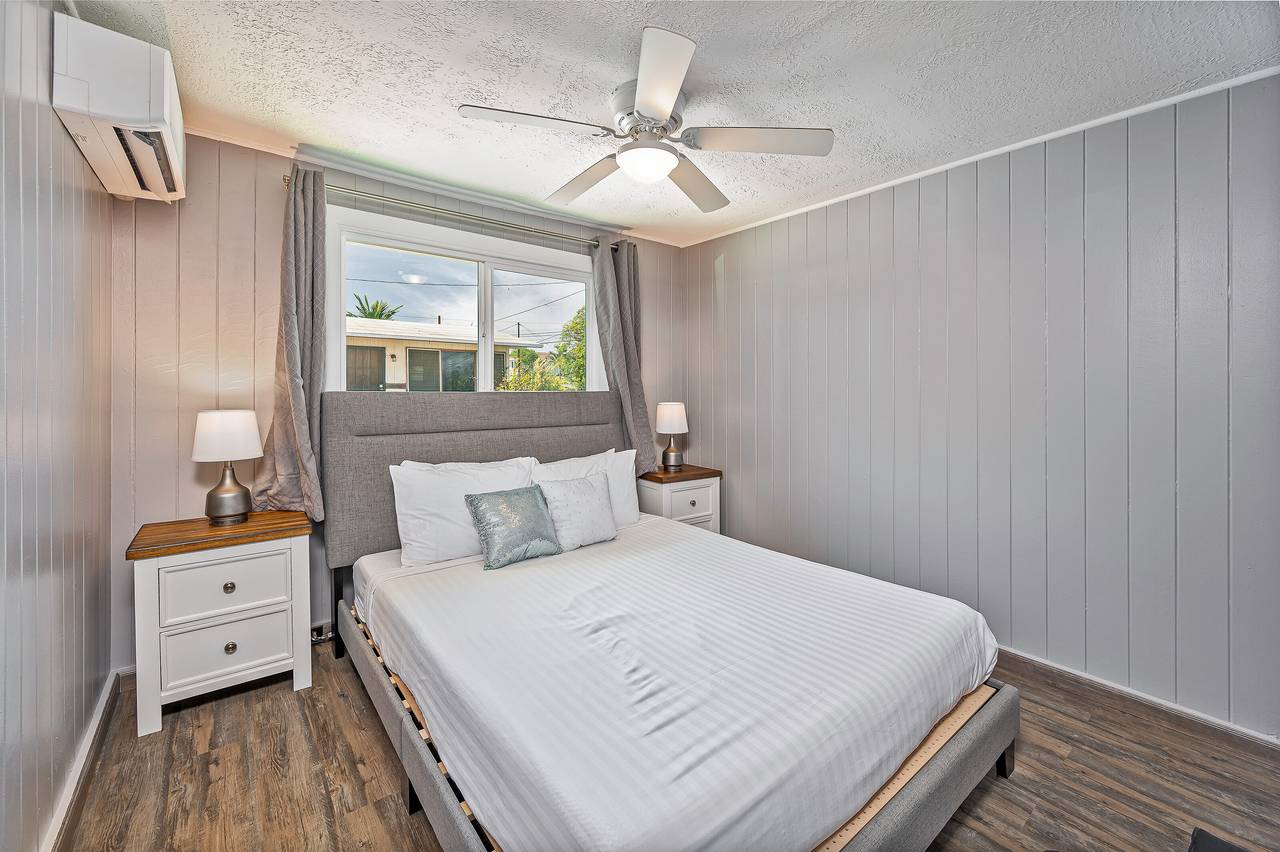 Guest bedroom with queen bed Guest bedroom with queen bed
