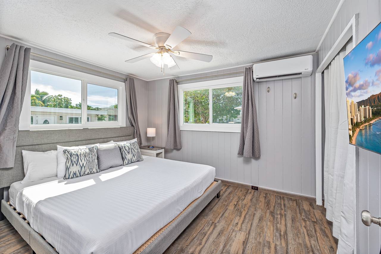 Master Bedroom with king Bed Master Bedroom with king Bed