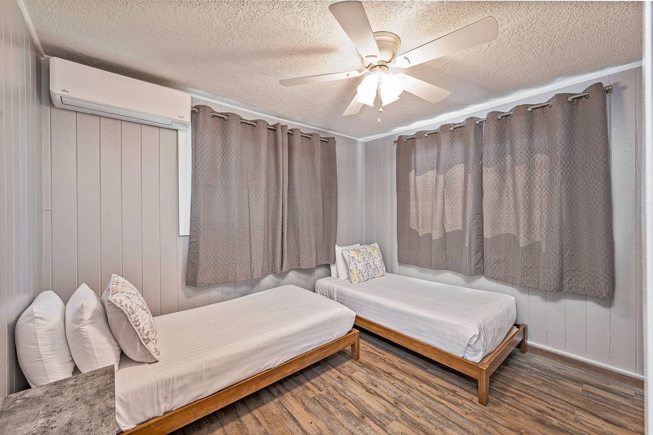 Two single beds, air conditioning and ceiling fan Two single beds, air conditioning and ceiling fan