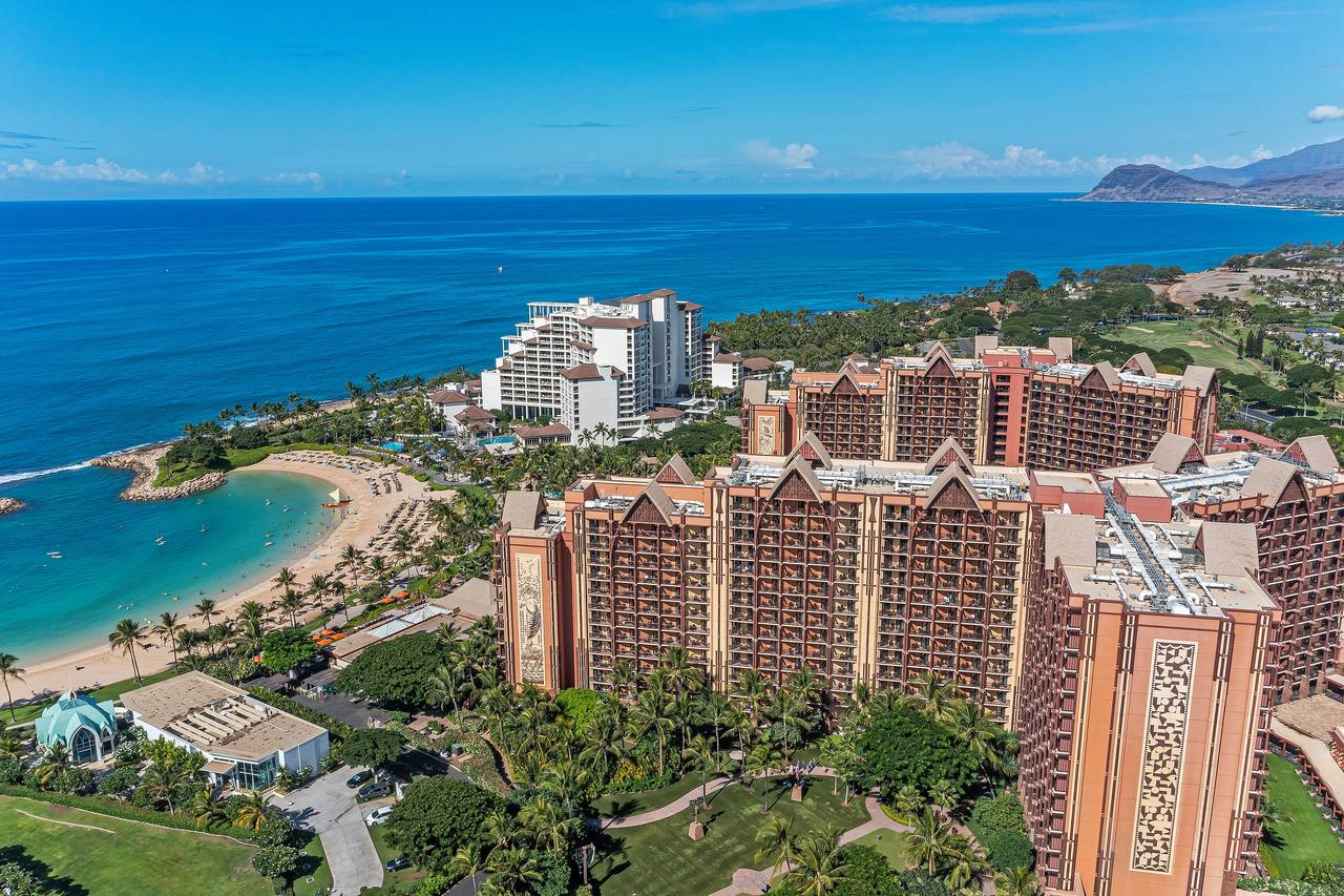 Aulani resort and lagoon Aulani resort and lagoon