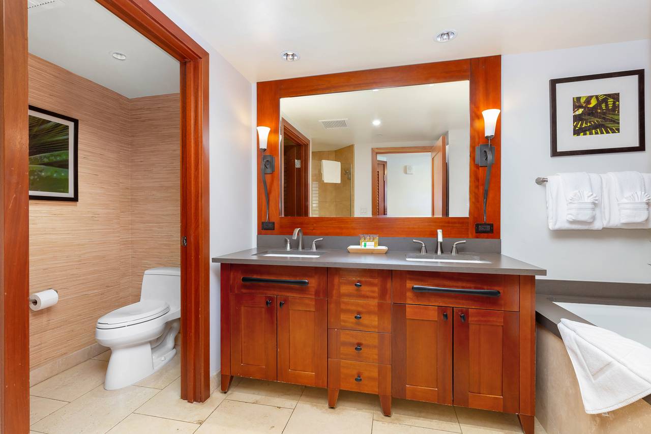 A master bath that blends form, function, and flawless design A master bath that blends form, function, and flawless design