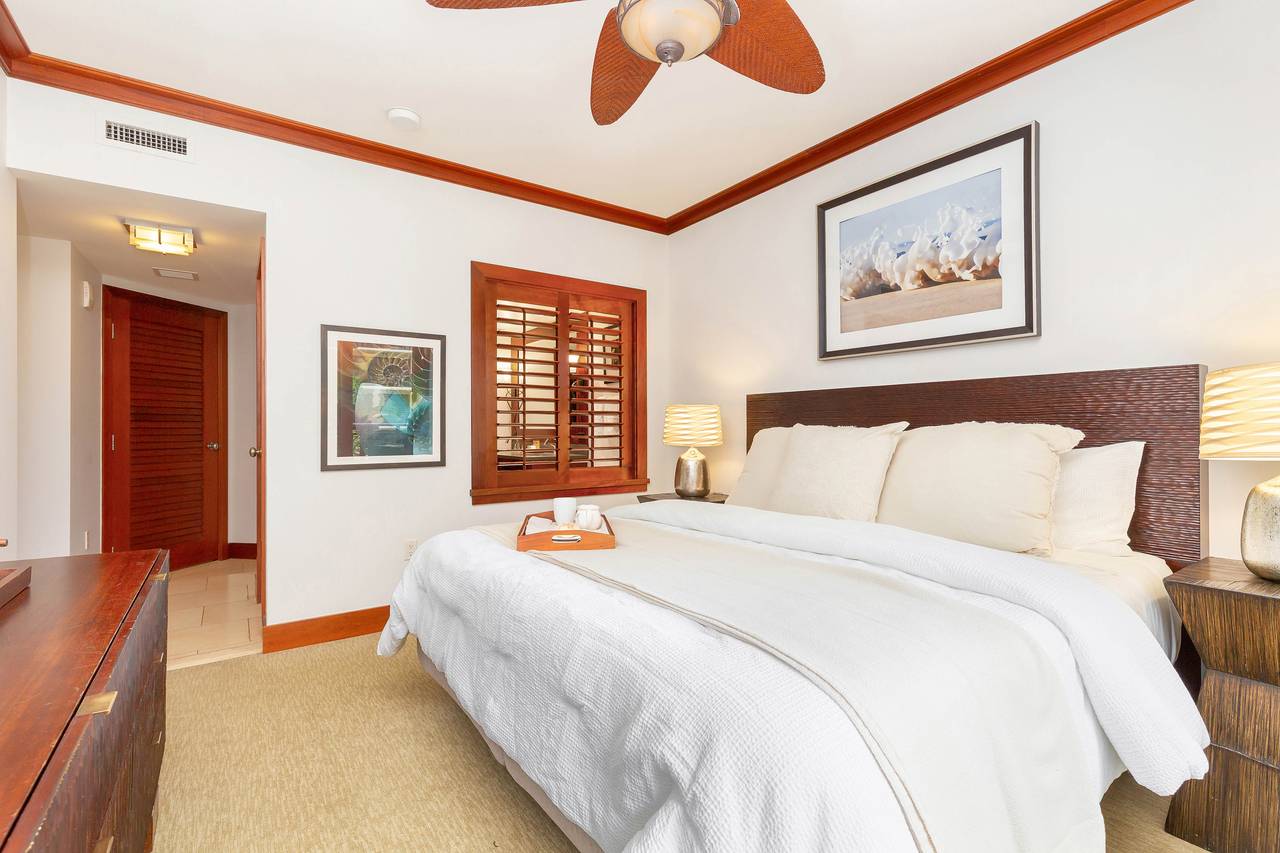 Master bedroom with King bed Master bedroom with King bed