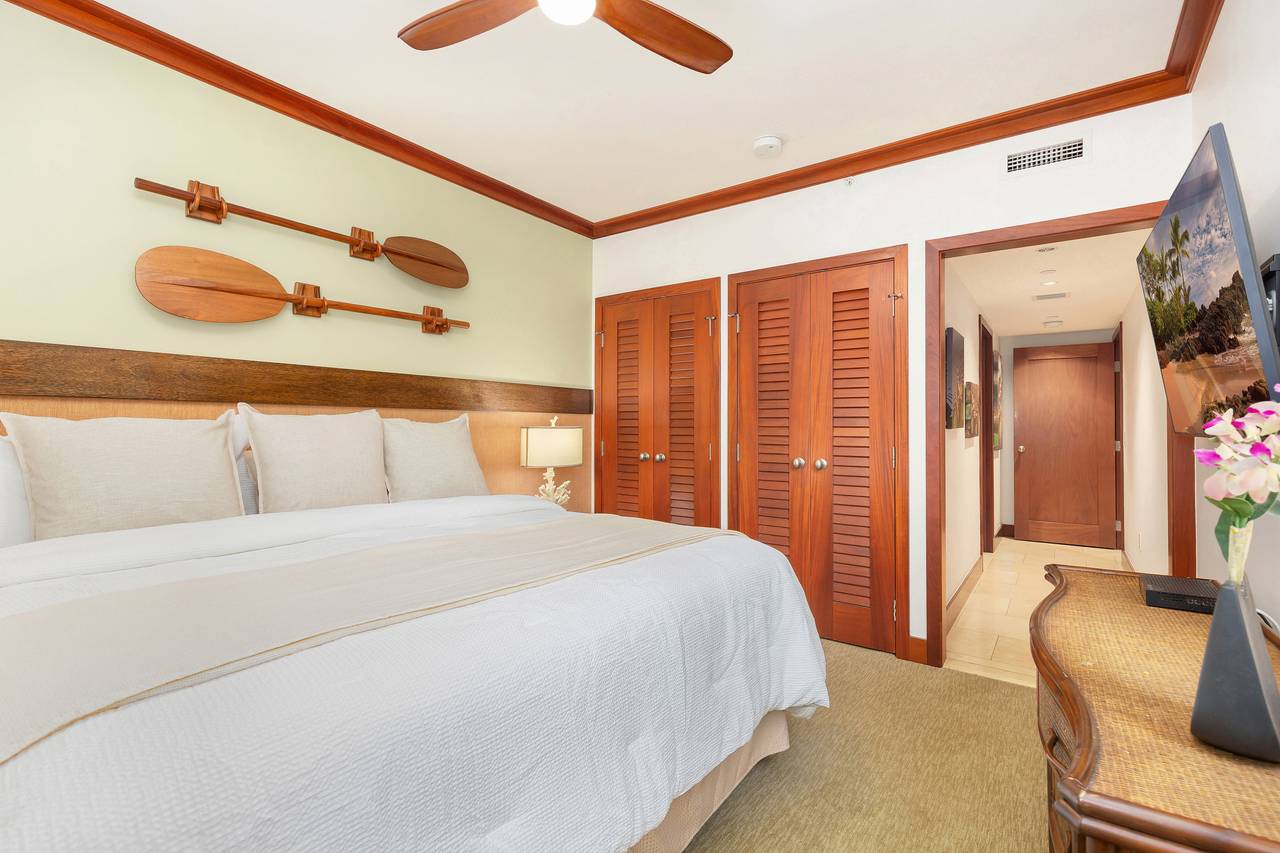 Spacious third bedroom with a king-size bed for maximum comfort Spacious third bedroom with a king-size bed for maximum comfort