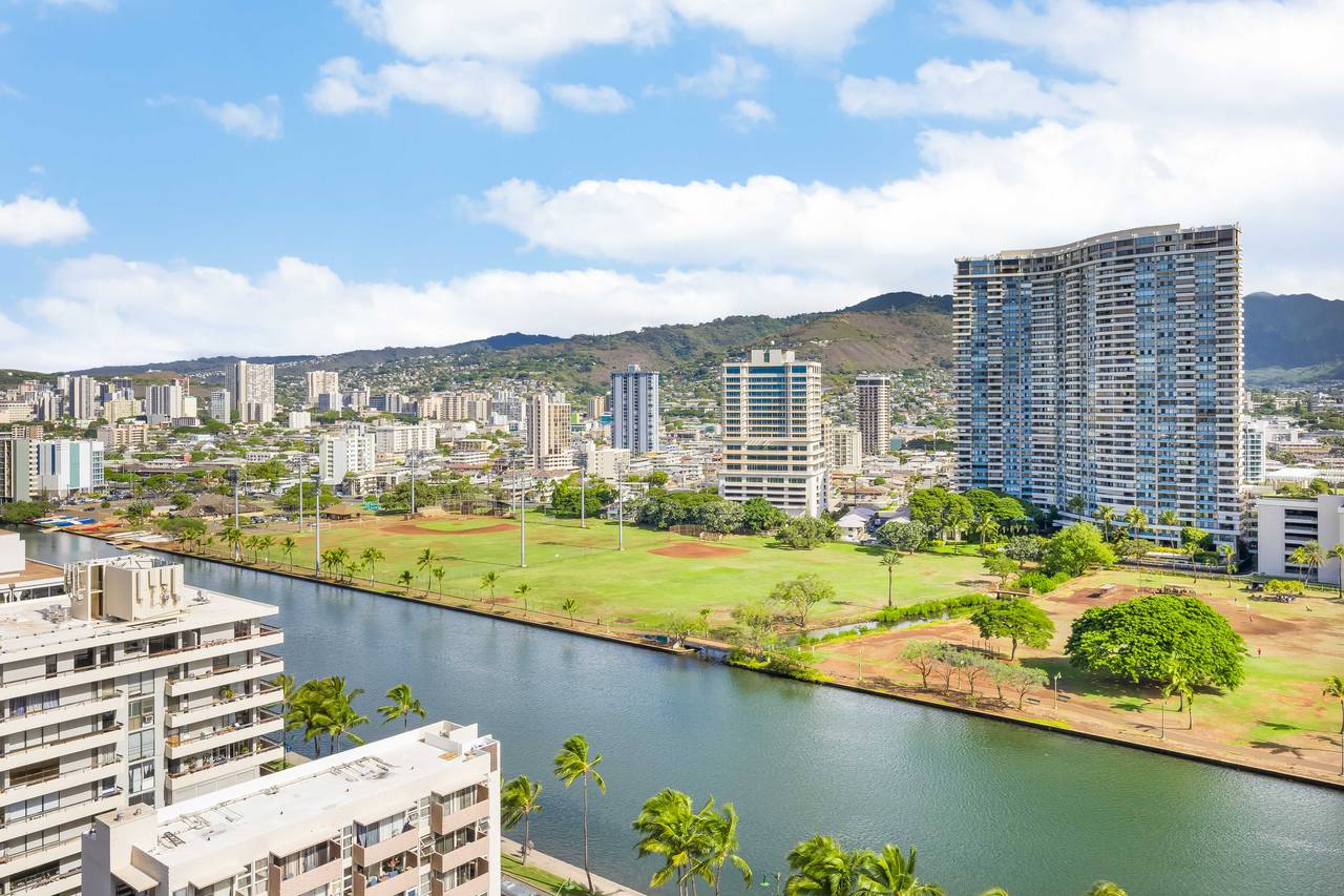 Peaceful 19th-floor views overlooking the Ala Wai Canal Peaceful 19th-floor views overlooking the Ala Wai Canal