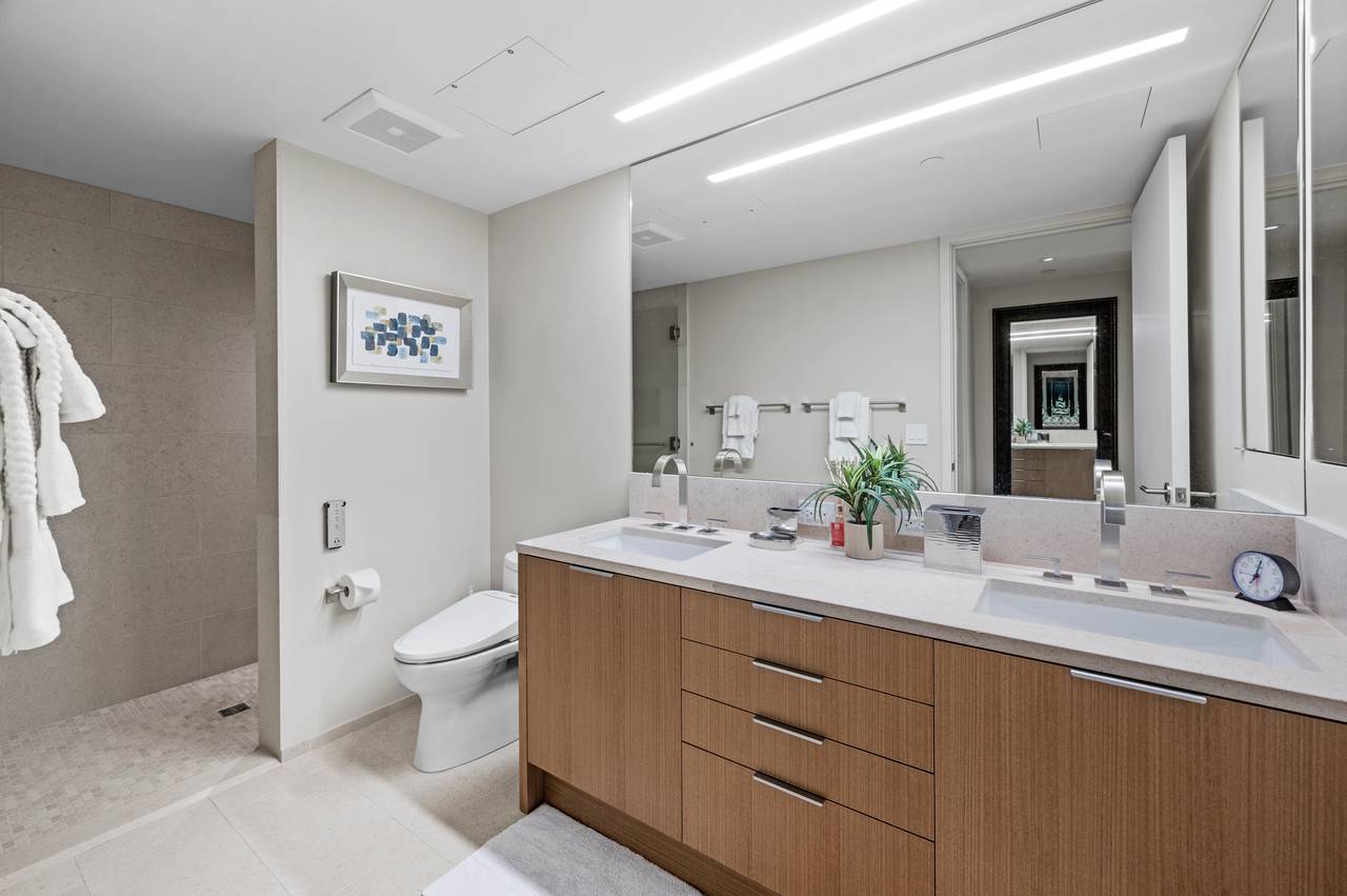 Spacious Master Bathroom with Double Sinks Spacious Master Bathroom with Double Sinks
