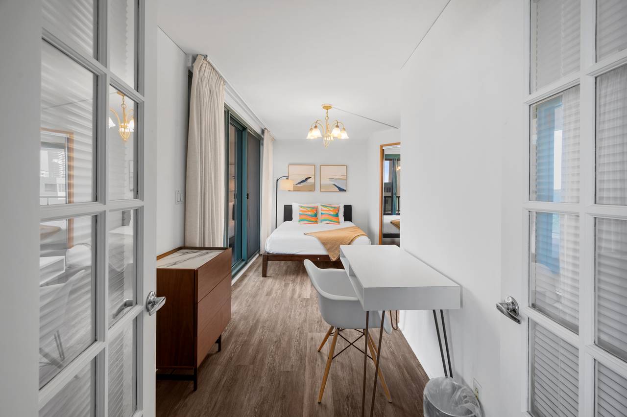 Second bedroom with desk for remote workers Second bedroom with desk for remote workers