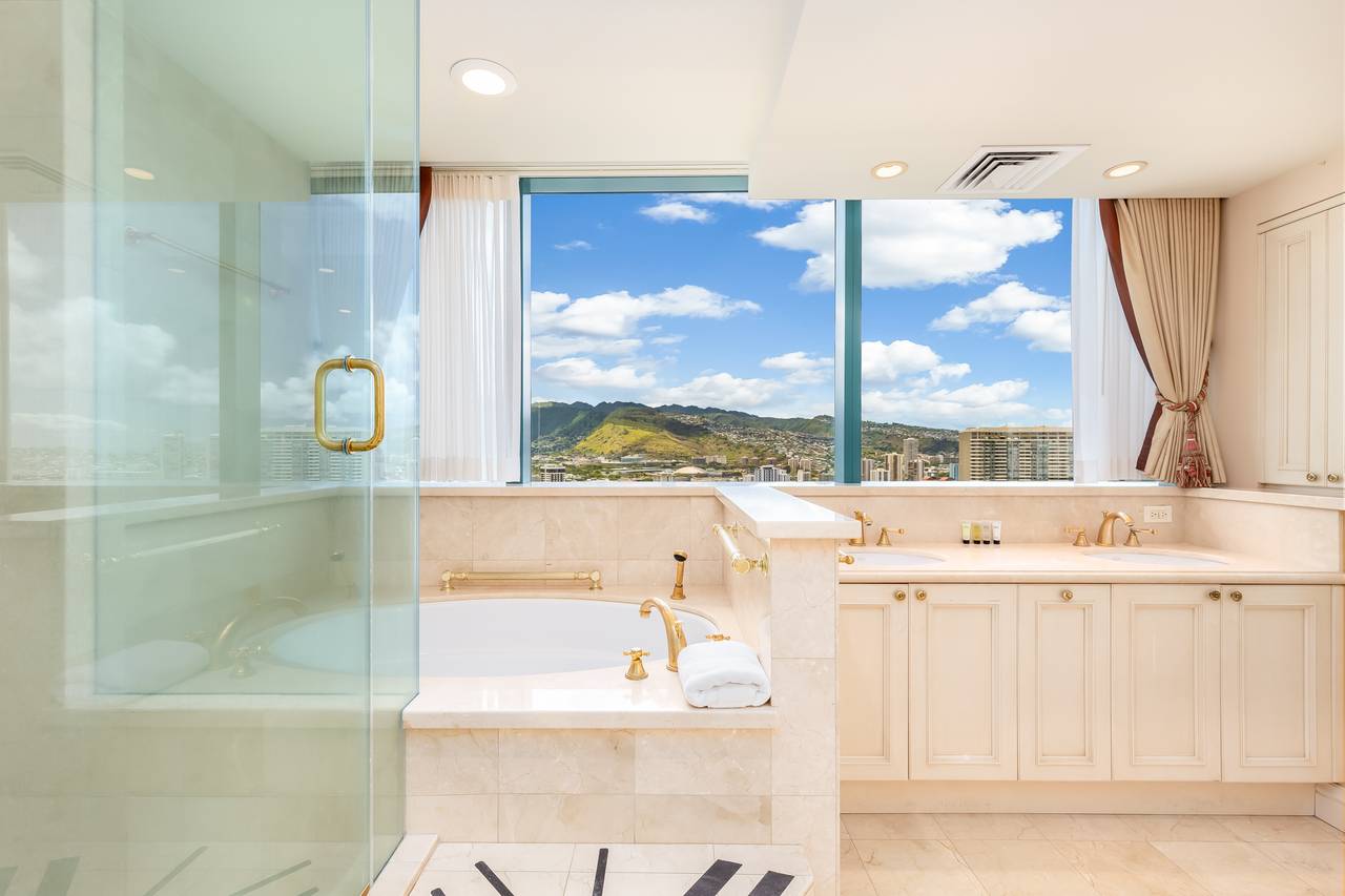 Bathtub and separate walk-in shower Bathtub and separate walk-in shower