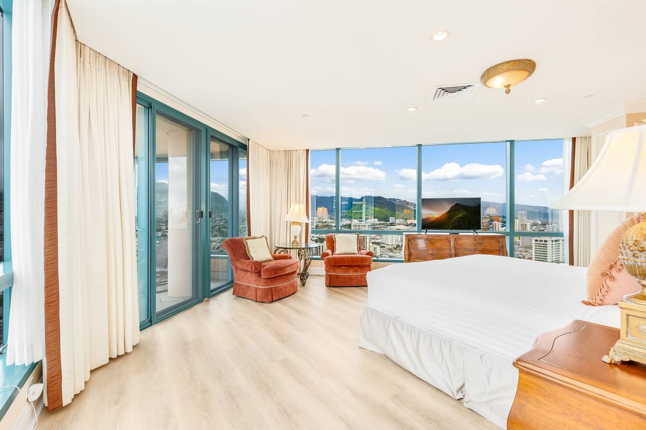 Spacious bedroom with a cozy seating area Spacious bedroom with a cozy seating area