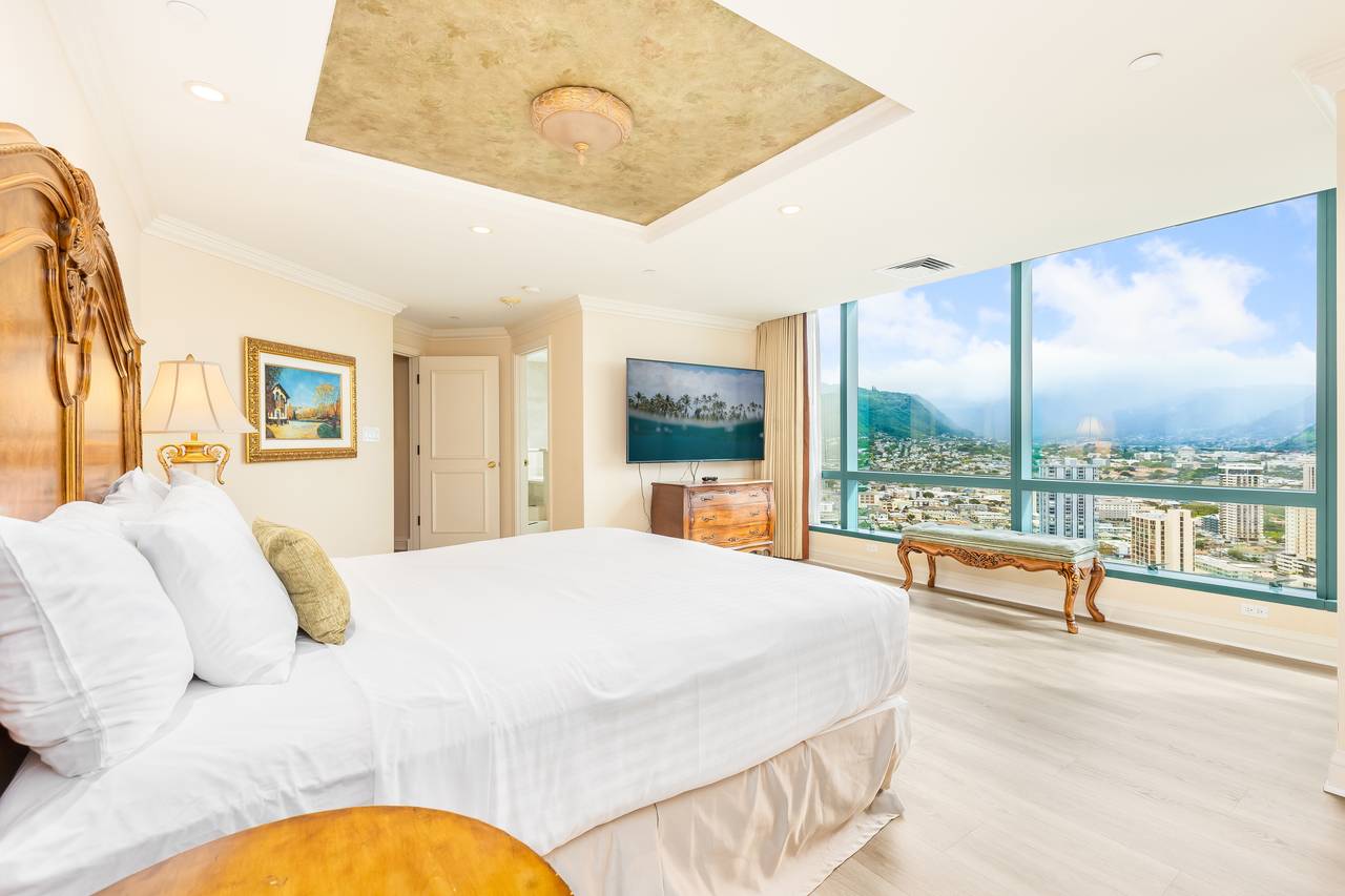 Expansive room with plenty of space to relax Expansive room with plenty of space to relax