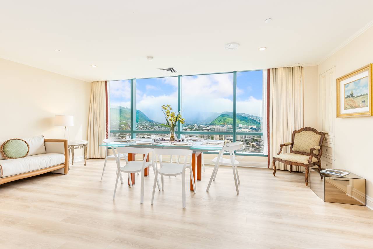 Dine with beautiful mountain scenery Dine with beautiful mountain scenery