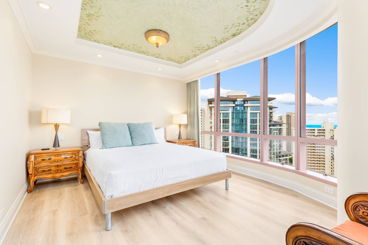 Relax in a bright, spacious king bedroom Relax in a bright, spacious king bedroom
