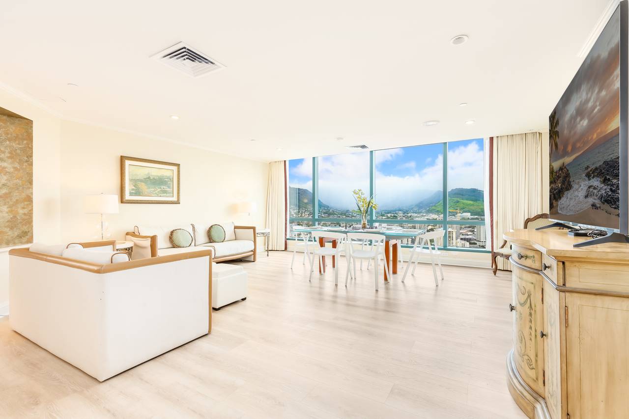Huge living and dining area perfect for friends and family Huge living and dining area perfect for friends and family