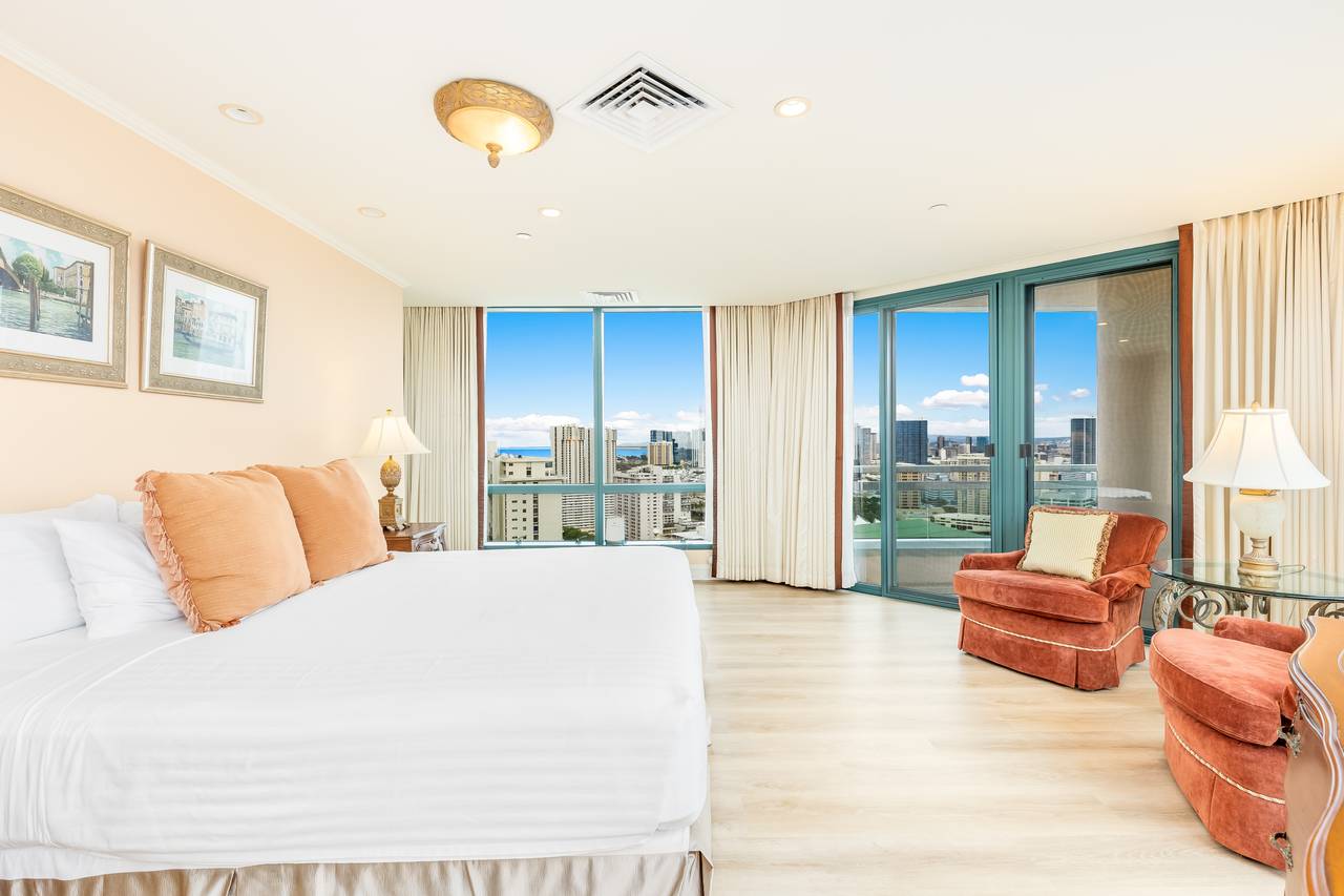 Spacious oversized bedroom to relax and unwind Spacious oversized bedroom to relax and unwind