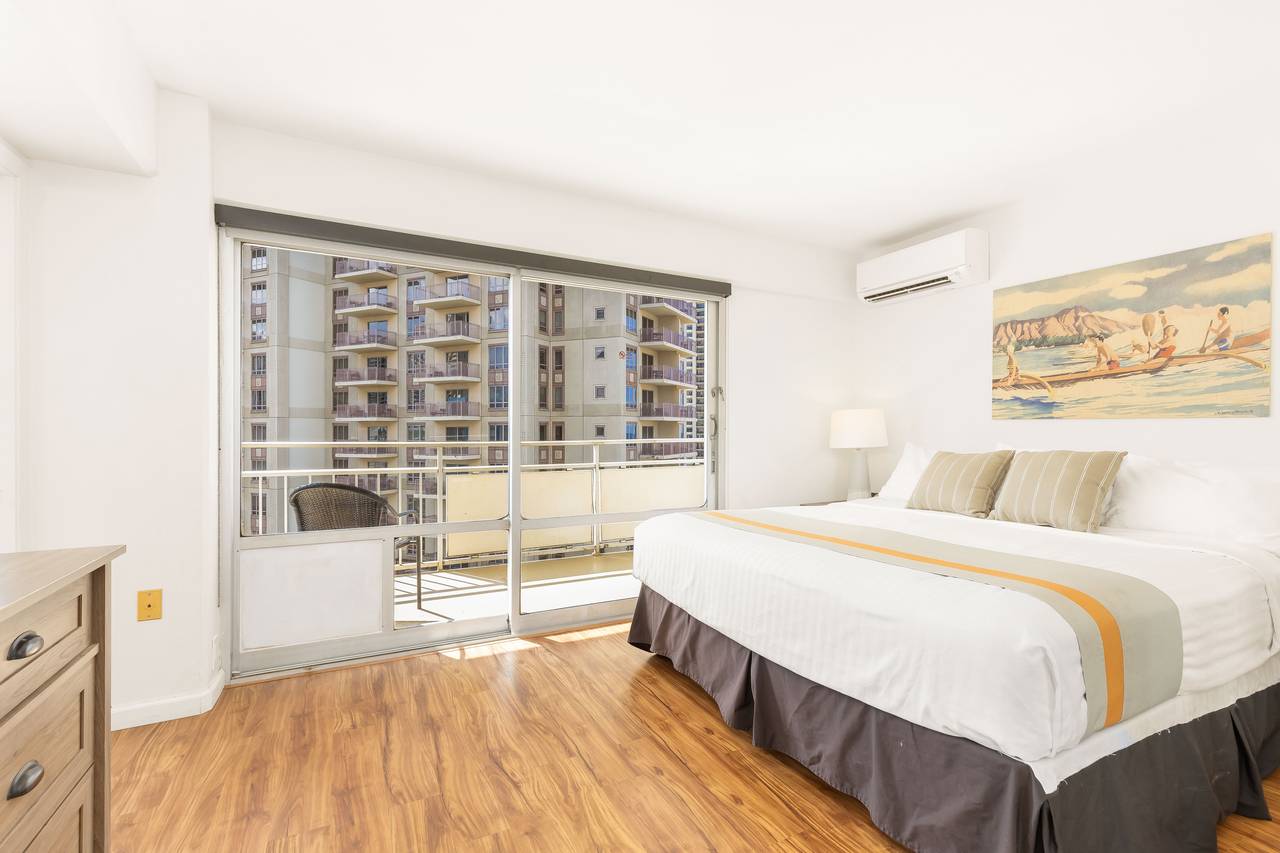 Master bedroom with King bed Master bedroom with King bed