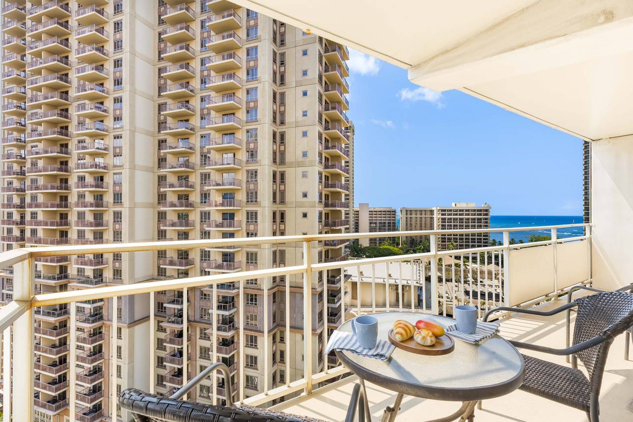Enjoy breakfast on the balcony Enjoy breakfast on the balcony