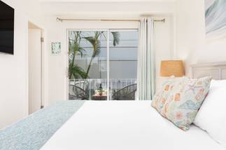 King Bed & Smart TV King Bed & Smart TV