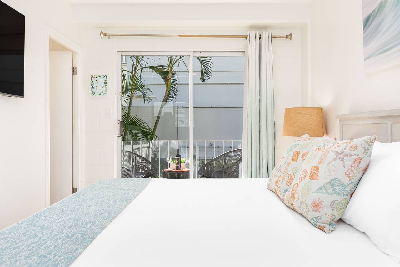 King Bed & Smart TV King Bed & Smart TV