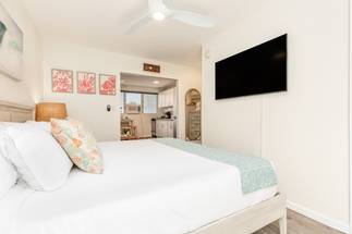 Tastefully Decorated & Furnished by Owner Tastefully Decorated & Furnished by Owner