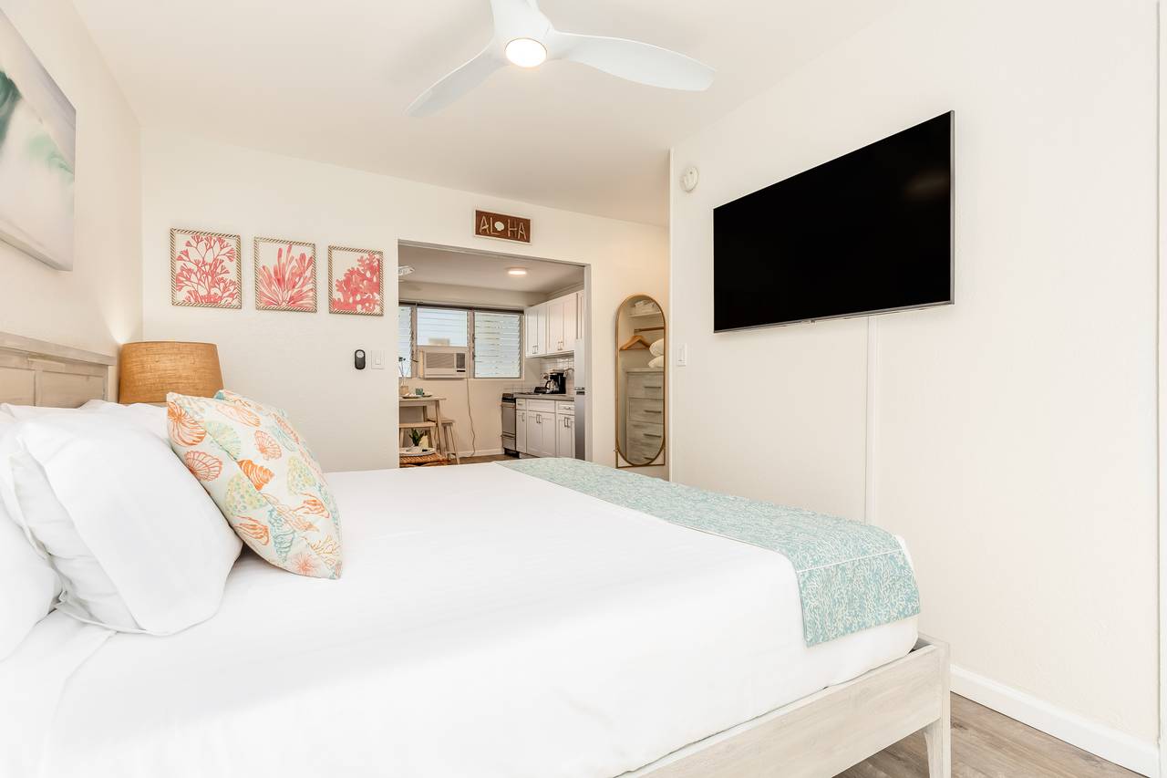 Tastefully Decorated & Furnished by Owner Tastefully Decorated & Furnished by Owner