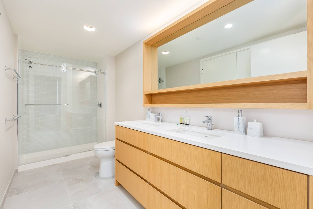 Master Bath w/ His & Her Sinks Master Bath w/ His & Her Sinks