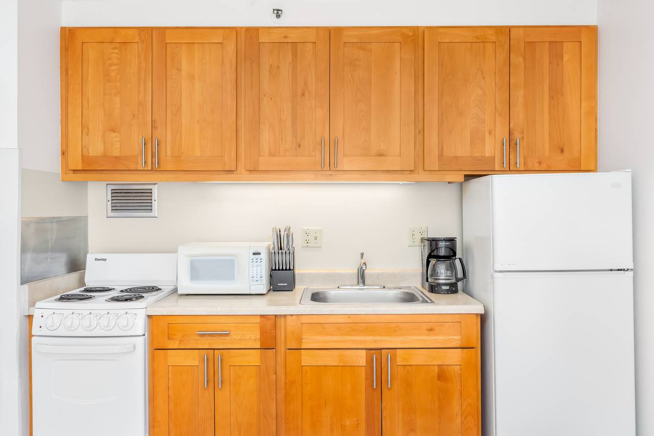 Full Kitchen with Oven and Stove Full Kitchen with Oven and Stove