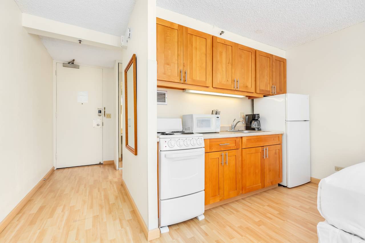 Full Kitchen with Full Size Refrigerator Full Kitchen with Full Size Refrigerator