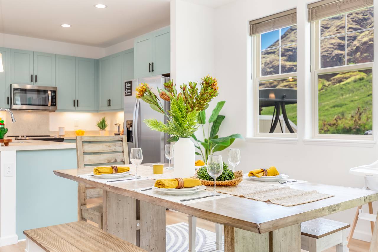 Enjoy memorable meals around the dining table Enjoy memorable meals around the dining table