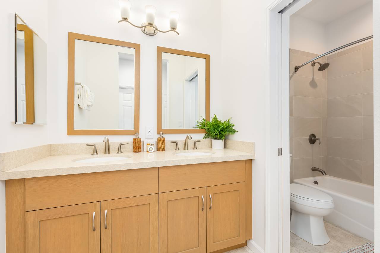 Bedroom 1- Bathroom with bath tub Bedroom 1- Bathroom with bath tub