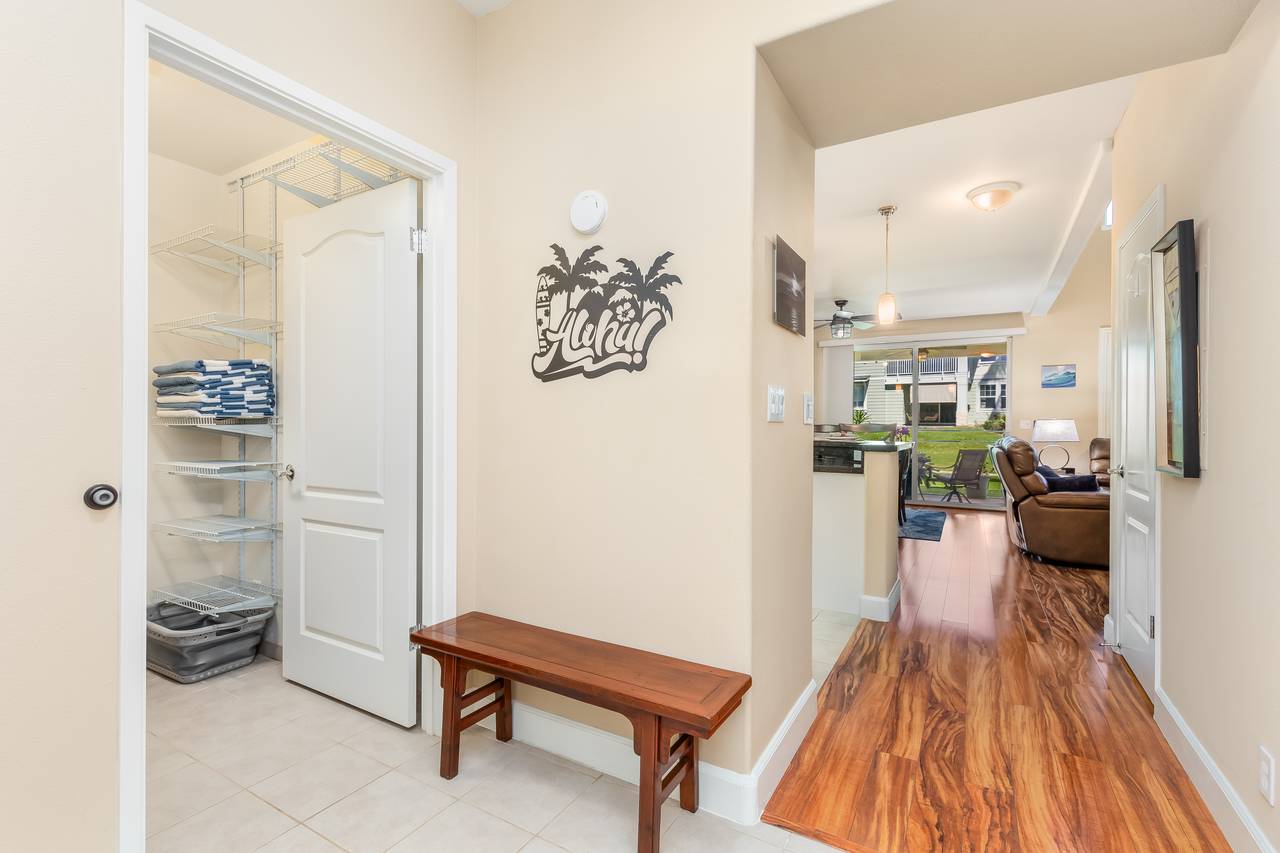 Entrance and laundry room on the left side Entrance and laundry room on the left side