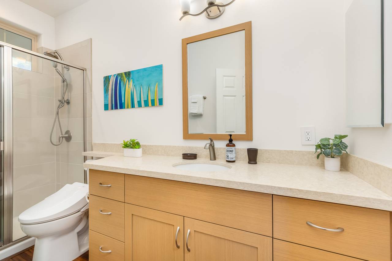 Convenient second-floor bathroom, perfect for guests upstairs! Convenient second-floor bathroom, perfect for guests upstairs!