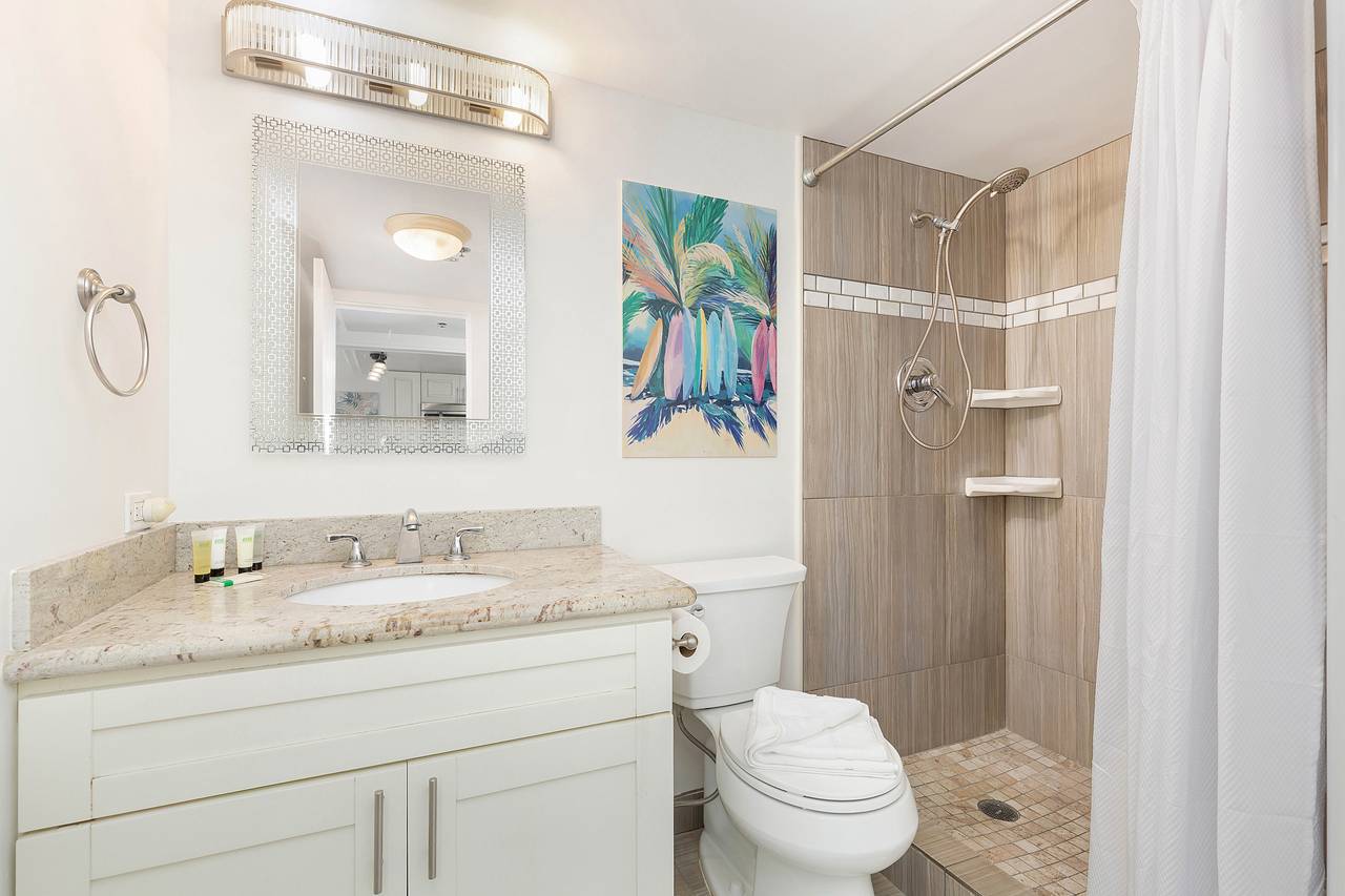 Modern bathroom with all the essentials Modern bathroom with all the essentials