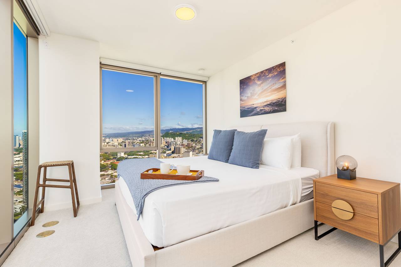 Bright, spacious bedroom with city views Bright, spacious bedroom with city views