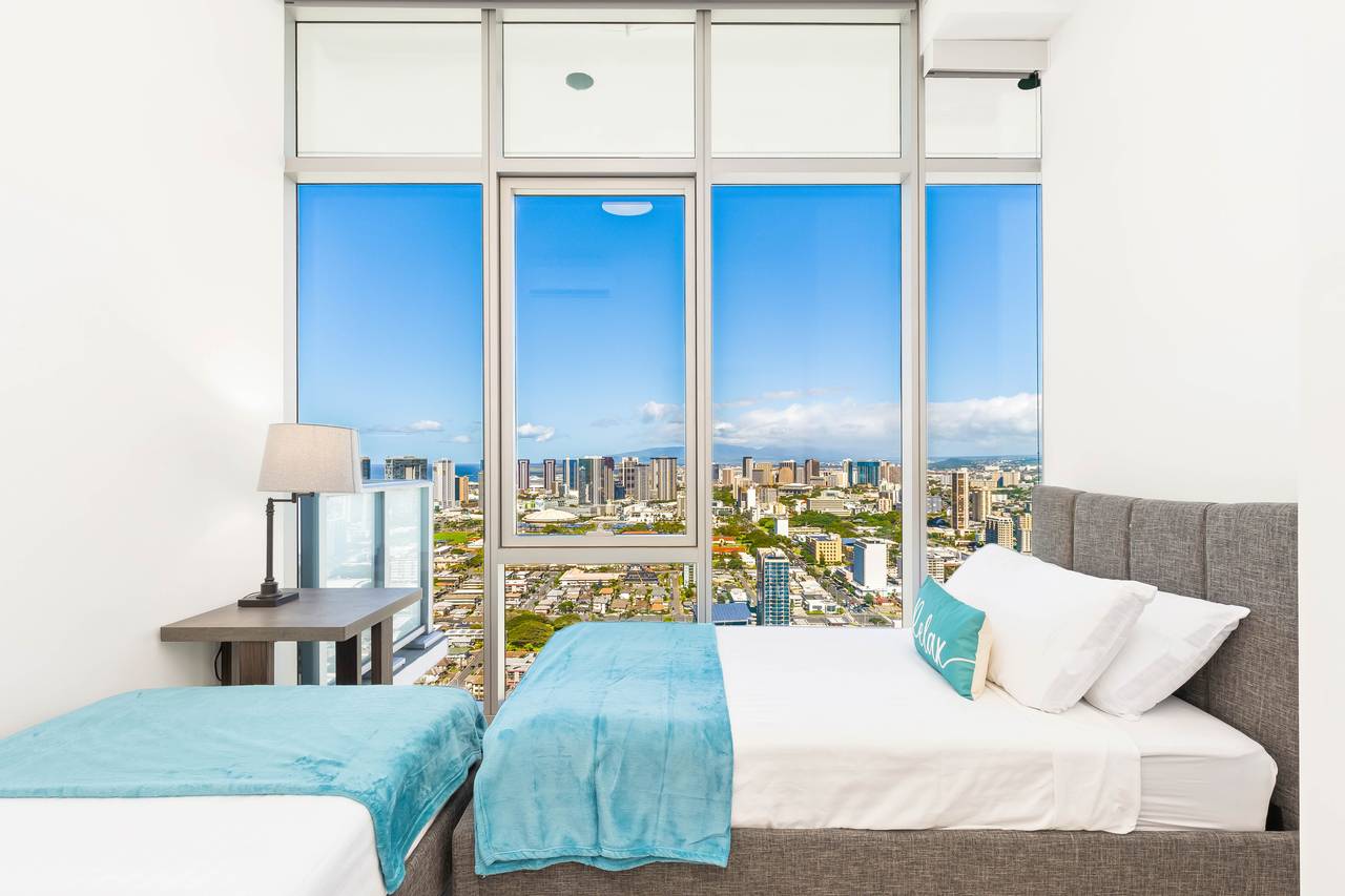 Wake up to the vibrant skyline Wake up to the vibrant skyline
