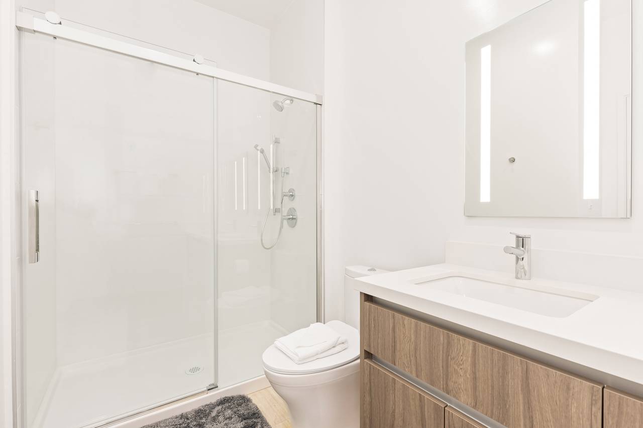 Modern master bathroom with a refreshing shower Modern master bathroom with a refreshing shower