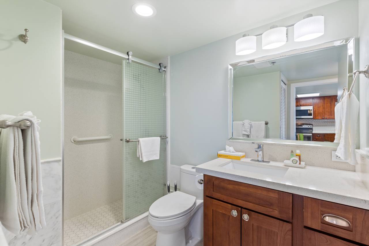 Comfortable bathroom with thoughtful details Comfortable bathroom with thoughtful details