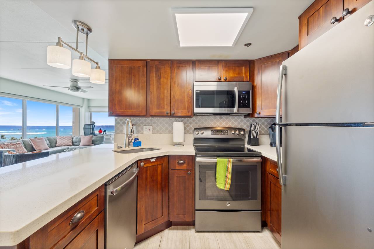 Modern, fully equipped kitchen Modern, fully equipped kitchen
