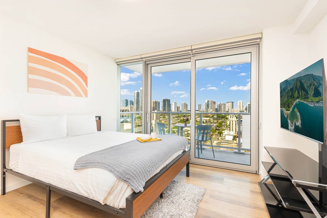 Stylish studio with a queen-size bed Stylish studio with a queen-size bed