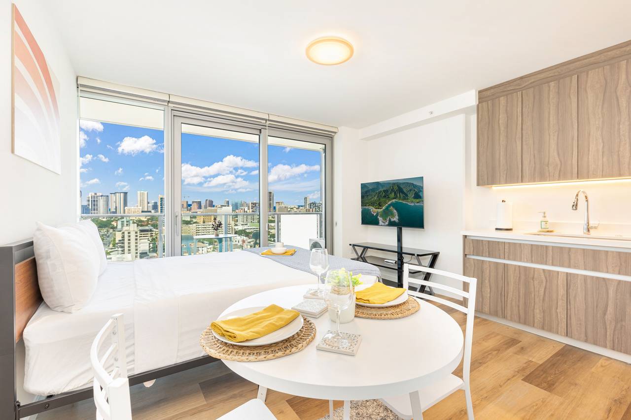 Bright, beautiful studio with natural light Bright, beautiful studio with natural light