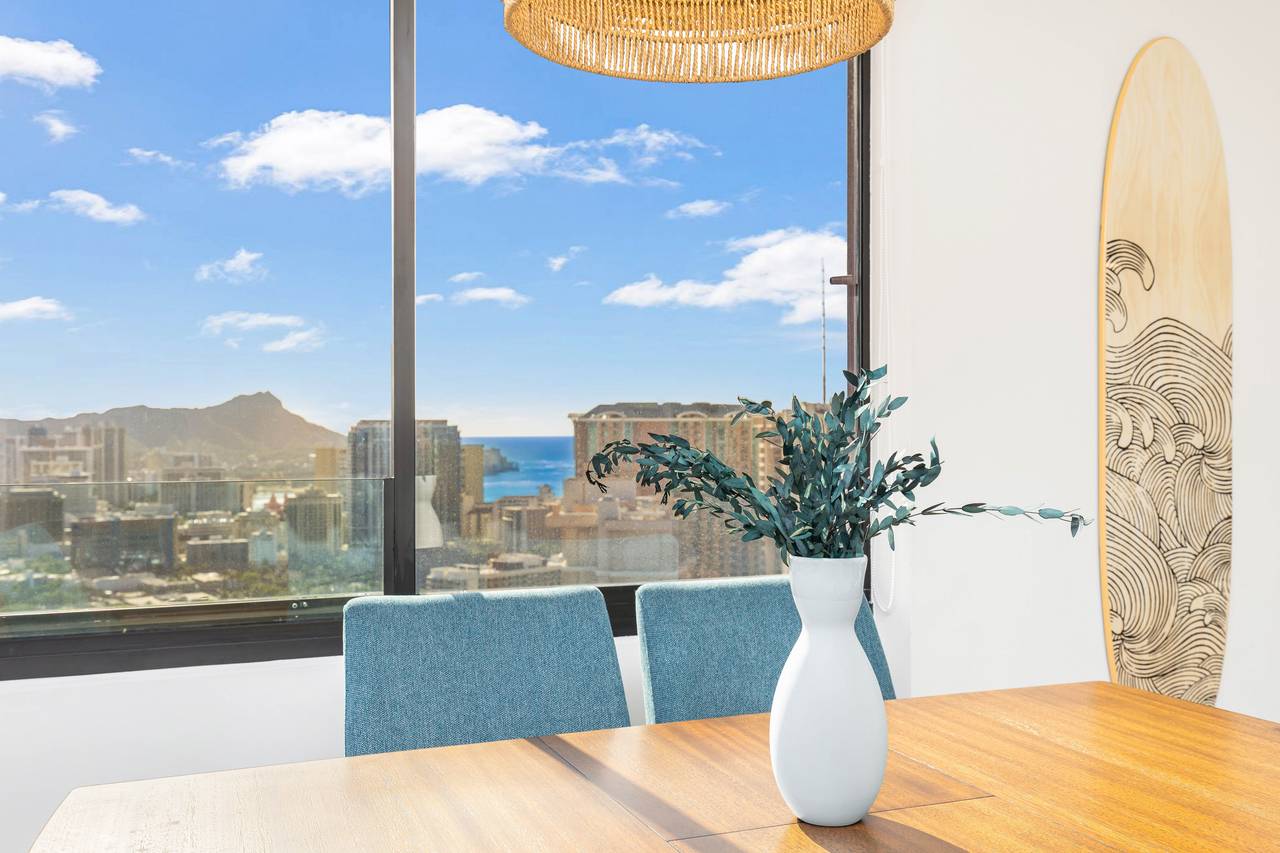 Dine with ocean and Diamond Head views Dine with ocean and Diamond Head views