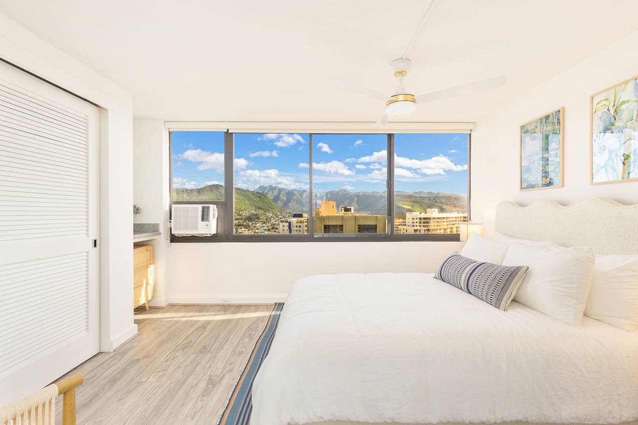 Amazing Diamond Head views from the bedroom Amazing Diamond Head views from the bedroom