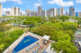 Resort-Style Pool for Ultimate Relaxation Resort-Style Pool for Ultimate Relaxation