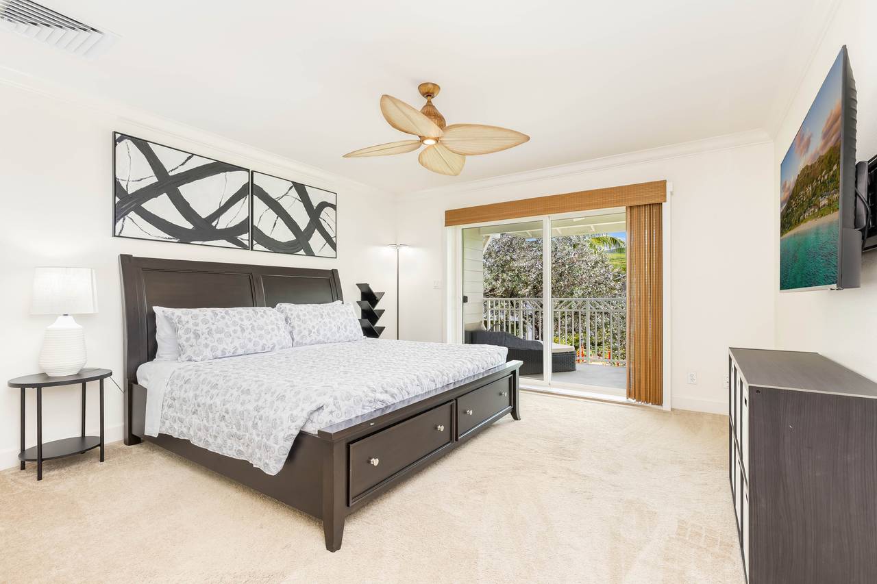 Room to unwind with a comfy king bed Room to unwind with a comfy king bed