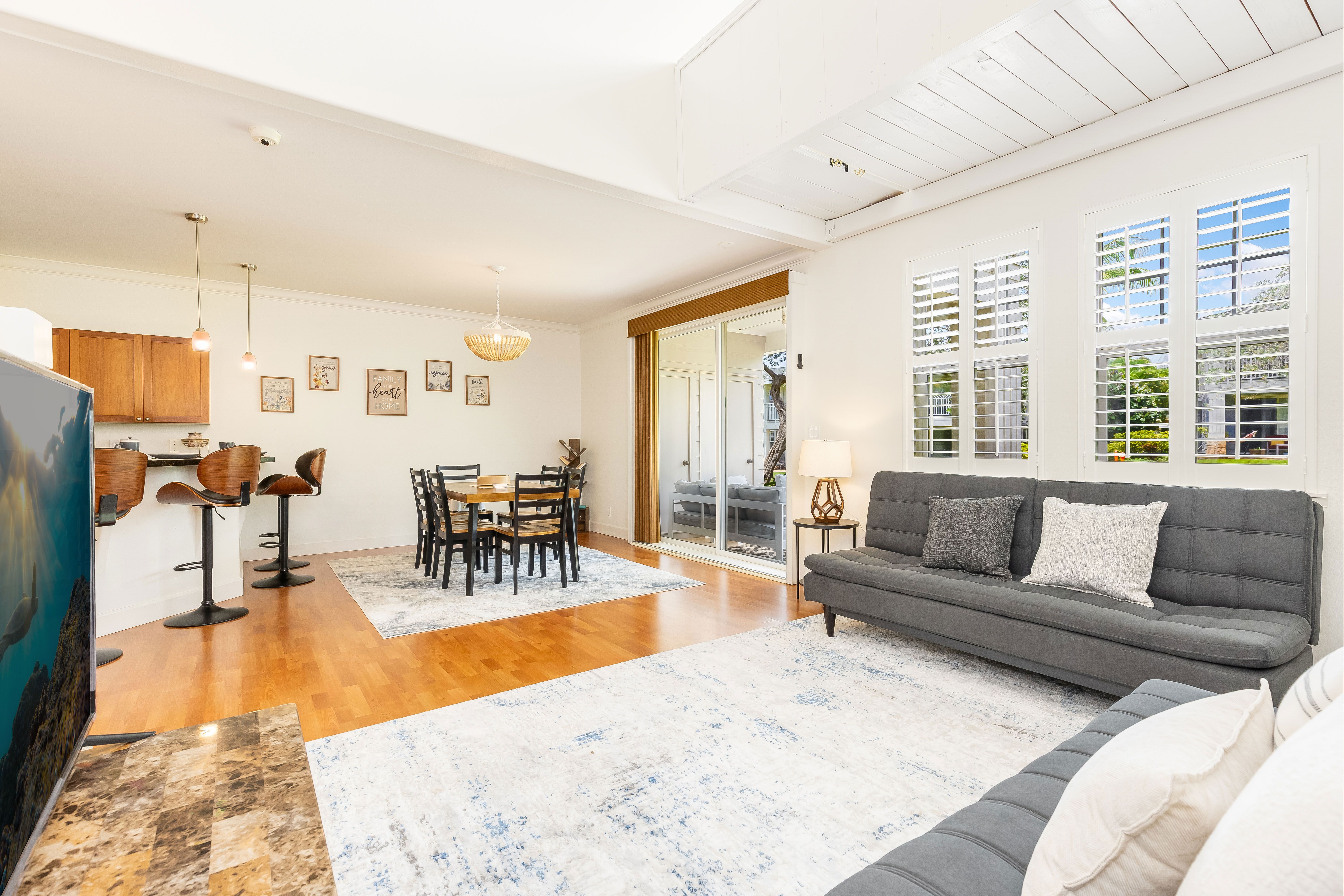 Light-filled space to relax and dine