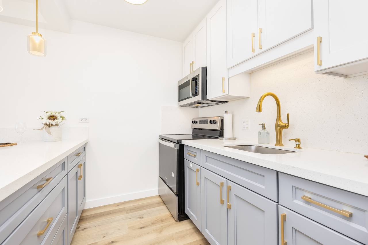 Brand-New Kitchen for Easy Island Meals Brand-New Kitchen for Easy Island Meals