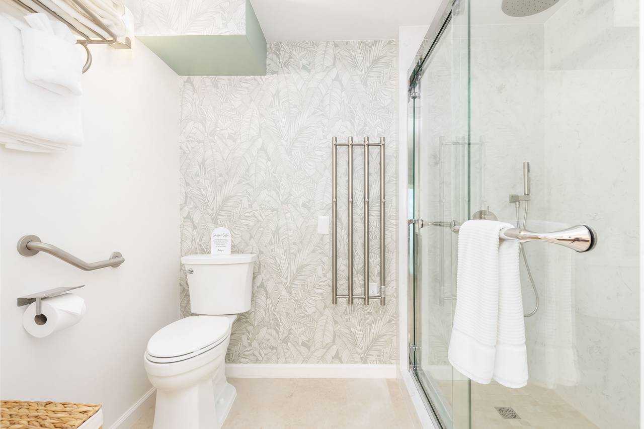Fresh, stylish shower area with charming island décor Fresh, stylish shower area with charming island décor